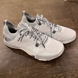 Never Worn Under Armour TriBase Reign Size 7